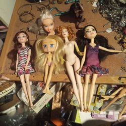 Mixed Doll Lot .buying  All Shown