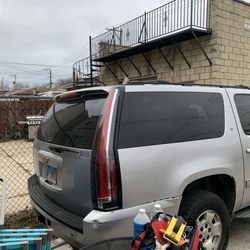 Chevrolet suburban 2013 $2500