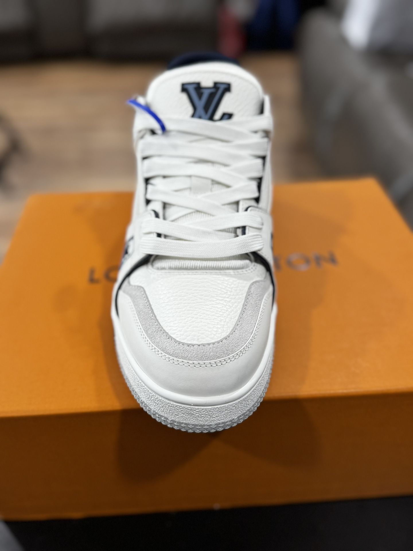 LV TRAINER SIZE 44