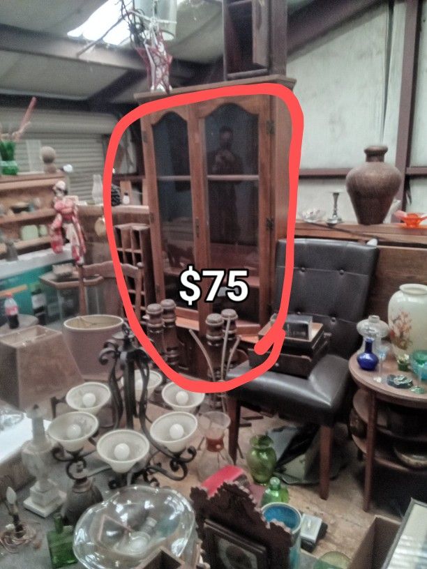 Beautiful Antique Hutch/  Rifle Cabinet