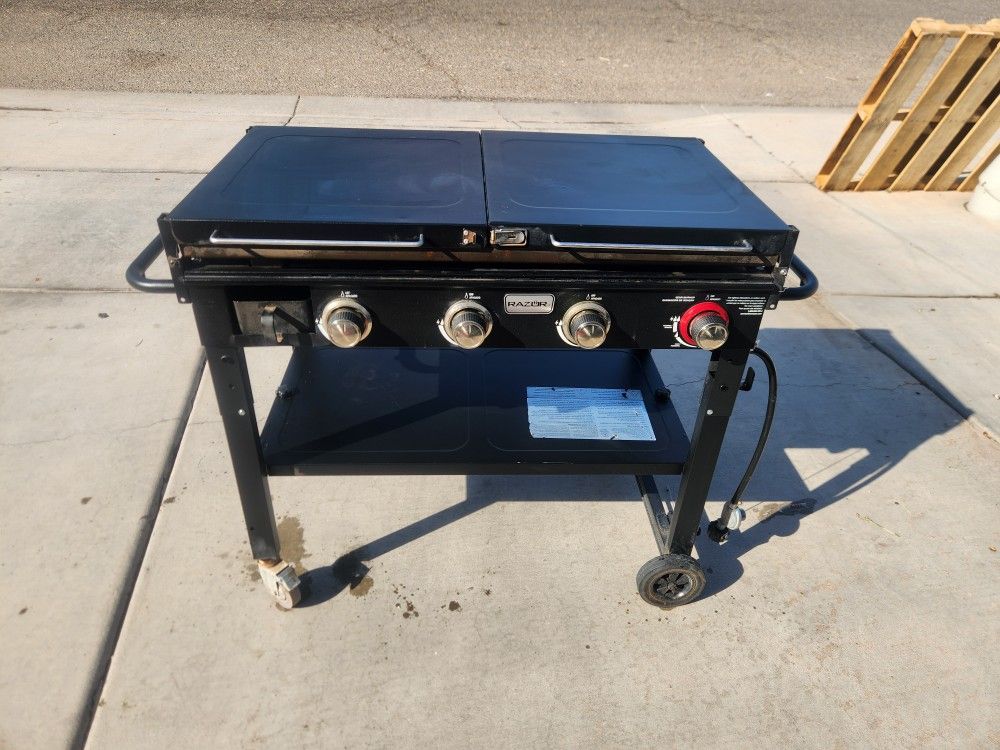 Razor 37" Griddle.  4 Burners Including One Sizzling One. Perfectly Seasoned Ans Ready To Use
