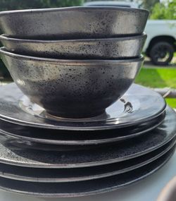 Dinnerware set