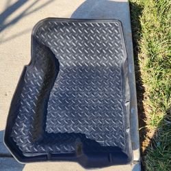HUSKY LINERS CLASSIC STYLE SERIES 02-06 CHEVY AVALANCHE, 04-06 SILVERADO/SIERRA LASER CUT FITTED FLOOR MATS