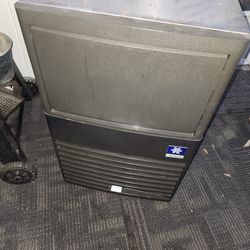 Under cabinet Ice machine