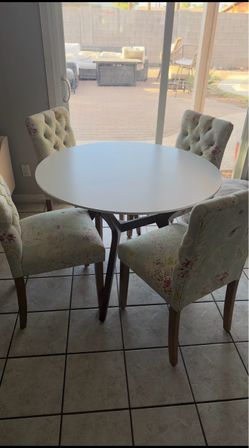Comedor de 4 sillas como nuevo