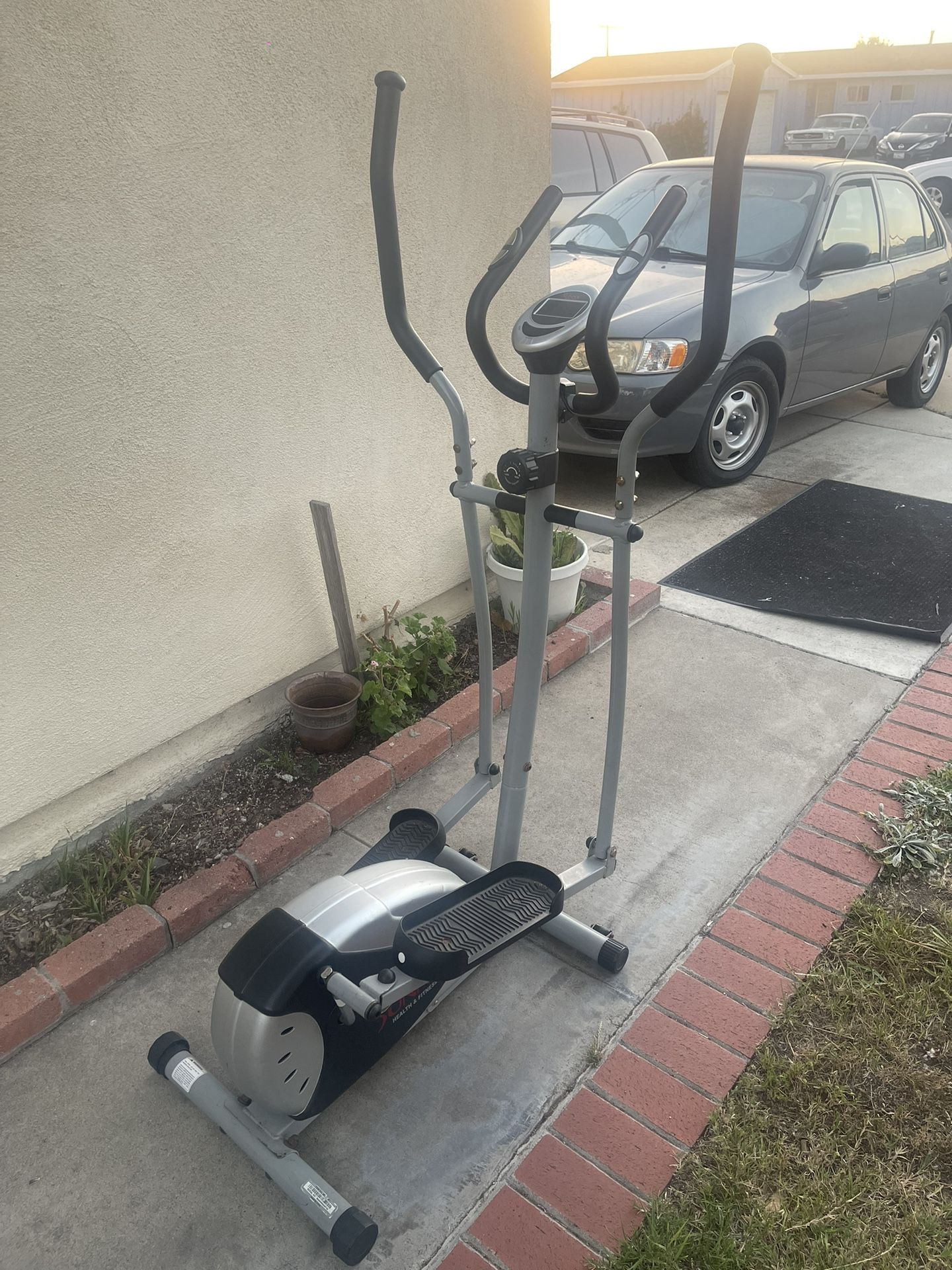 Barely Used. Elliptical Trainer Machine 