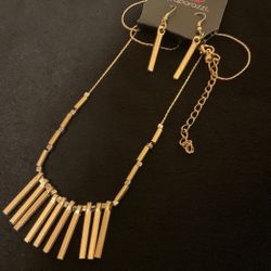 30”Goldtone Necklace Set With Matching Earrings,By Paparazzi 