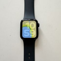 Apple Watch SE (2nd Gen) GPS + Cellular 40mm Midnight Aluminum Case with Midnight Sport Band and Charger - S/M. Fitness & Sleep Tracker, Crash Detecti