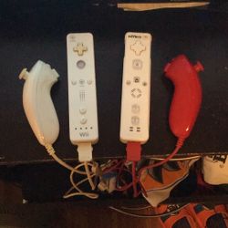 2 Wii Controllers + Nunchucks