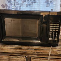 Microwave (Good For Office Or Small Space)