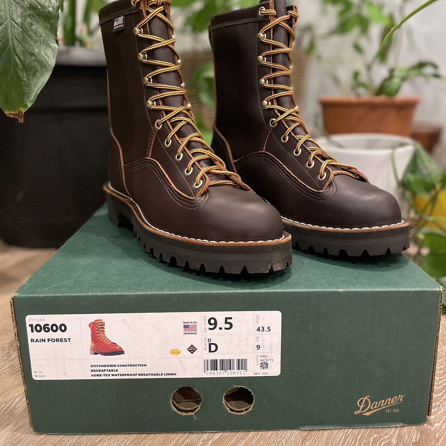 NEW IN BOX Danner rain Forest Boot 8” Brown