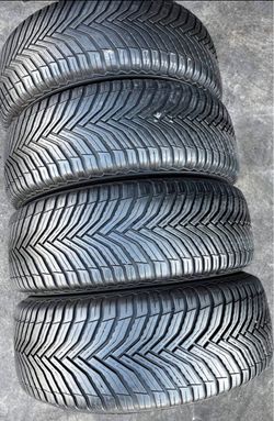 235 45 18 vendo un juego de llantas usadas en excelente condición marca Michelin
