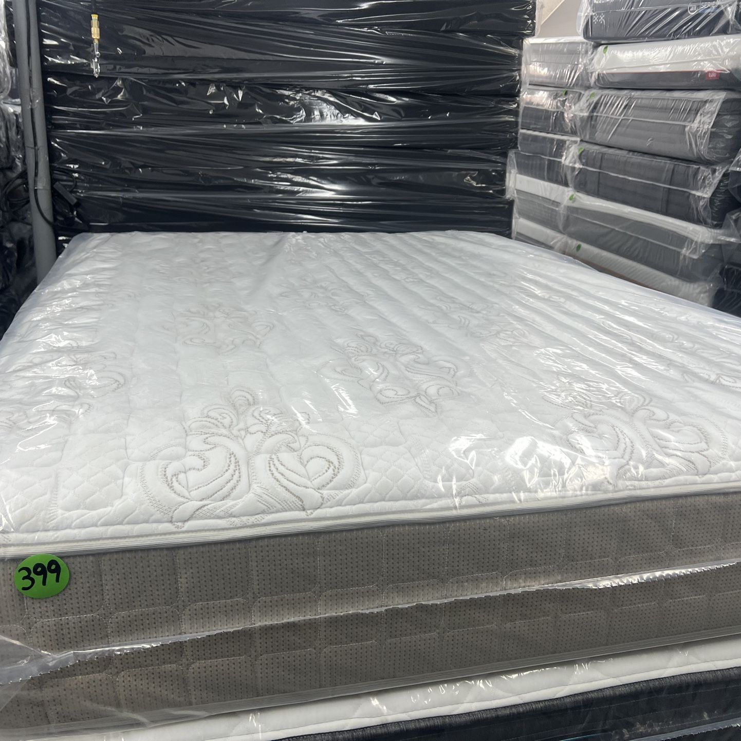 QUEEN SIZE SPRING AIR BACK SUPPORTER MATTRESS & BOX SPRING BED SET