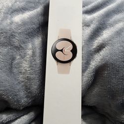 New Samsung Galaxy Watch 4 WITH EXTRAS!