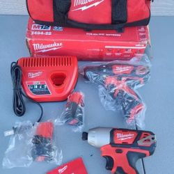 Milwaukee M12 12V Lithium-Ion Cordless Drill Driver/Impact Driver Combo Kit with Two 1.5Ah Batteries, Charger and Bag (2-Tool)