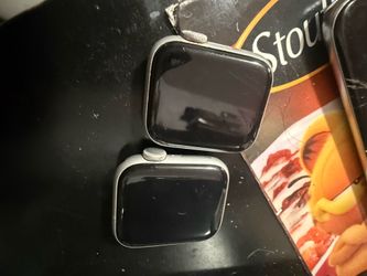 2 Apple Watches for parts
