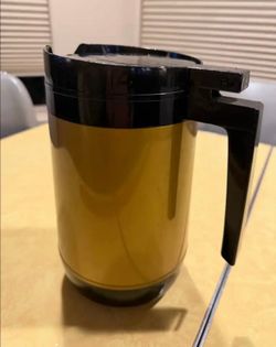 Vintage Mid Century insulated Pitcher. Gold and black. 64 oz. Mint vintage conditon.