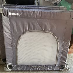 Baby play yard, gates