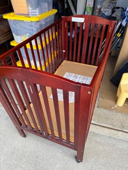 PORTABLE BABY CRIB - WOOD - FOLDING