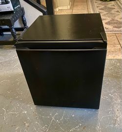 Hisense Mini Fridge w/Adjustable Legs