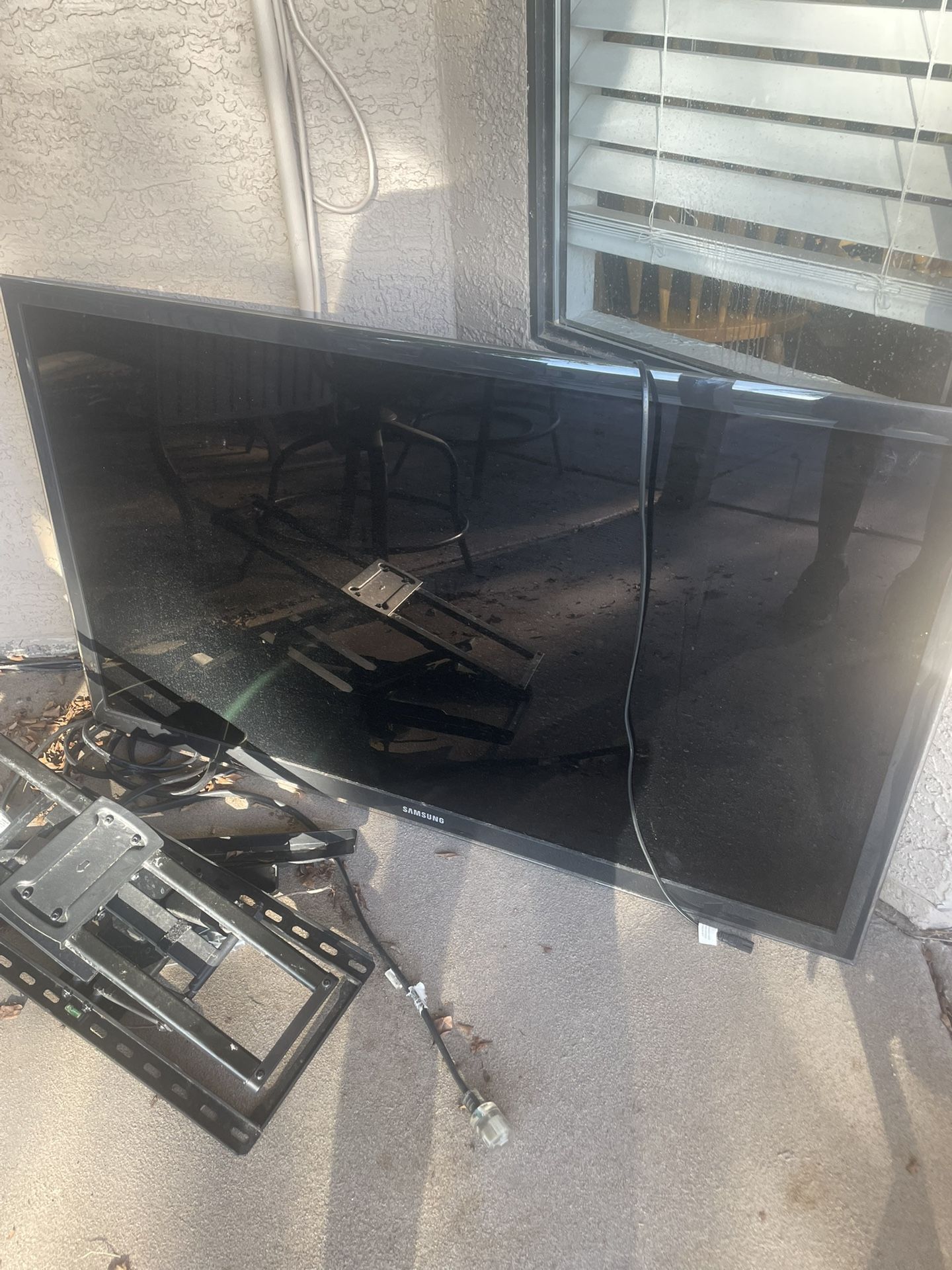 60 Inch Samsung Tv And Bracket-please read