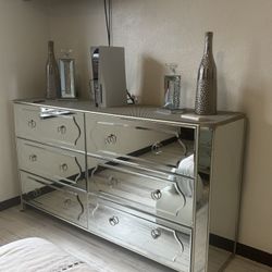 Dresser And Bed Set 