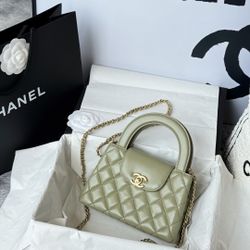 A fashionable and versatile classic women's bag