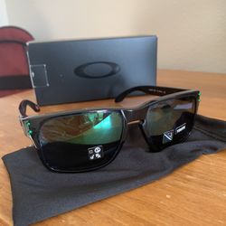 Oakley Hollbrook Black/Jade Polorized (XS Youth)