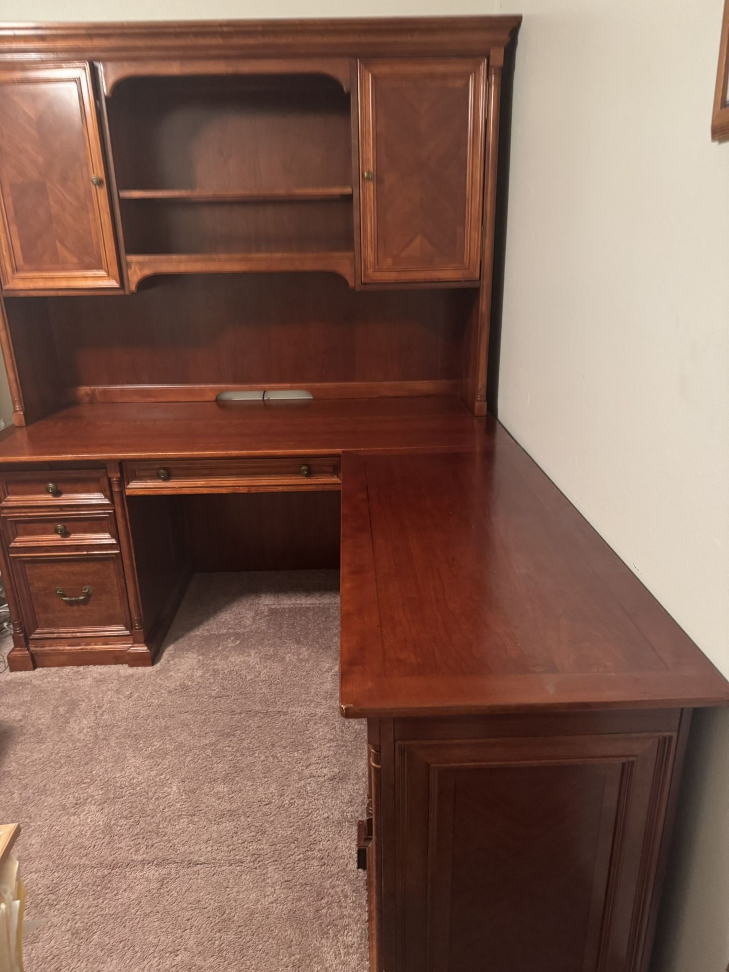 Beautiful Solid Wood L-Shaped Desk with Hutch