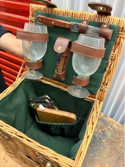 Plate Homes Del Webb wine basket