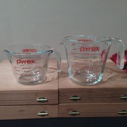 2 Pyrex Measuring Cups, 8oz and 16oz - Great Condition 