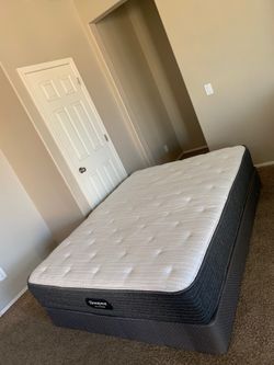 QUEEN BEAUTYREST SILVER MATTRESS AND FREE BOX SPRING