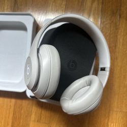 Beats Studio Pro - White