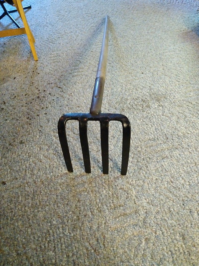 TRUE TEMPER. HEAVY DUTY 10 INCH POTATO DIGGER OR FIRE RAKE NOT SURE WHAT IT FOR BUT ITS A HEAVY DUTY. RAKE. AND RARE TOOL
