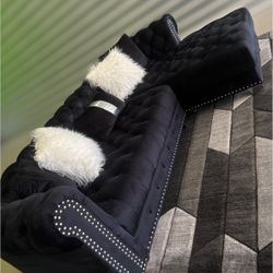 Like New Tufted Sectional Sofa Couch (Delivery AVAILABLE)