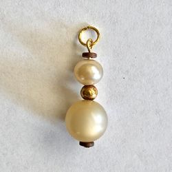 ⚪️ Pretty off white creamy pearl-like cats eye and gold tone bead pendant reworked from vintage jewelry