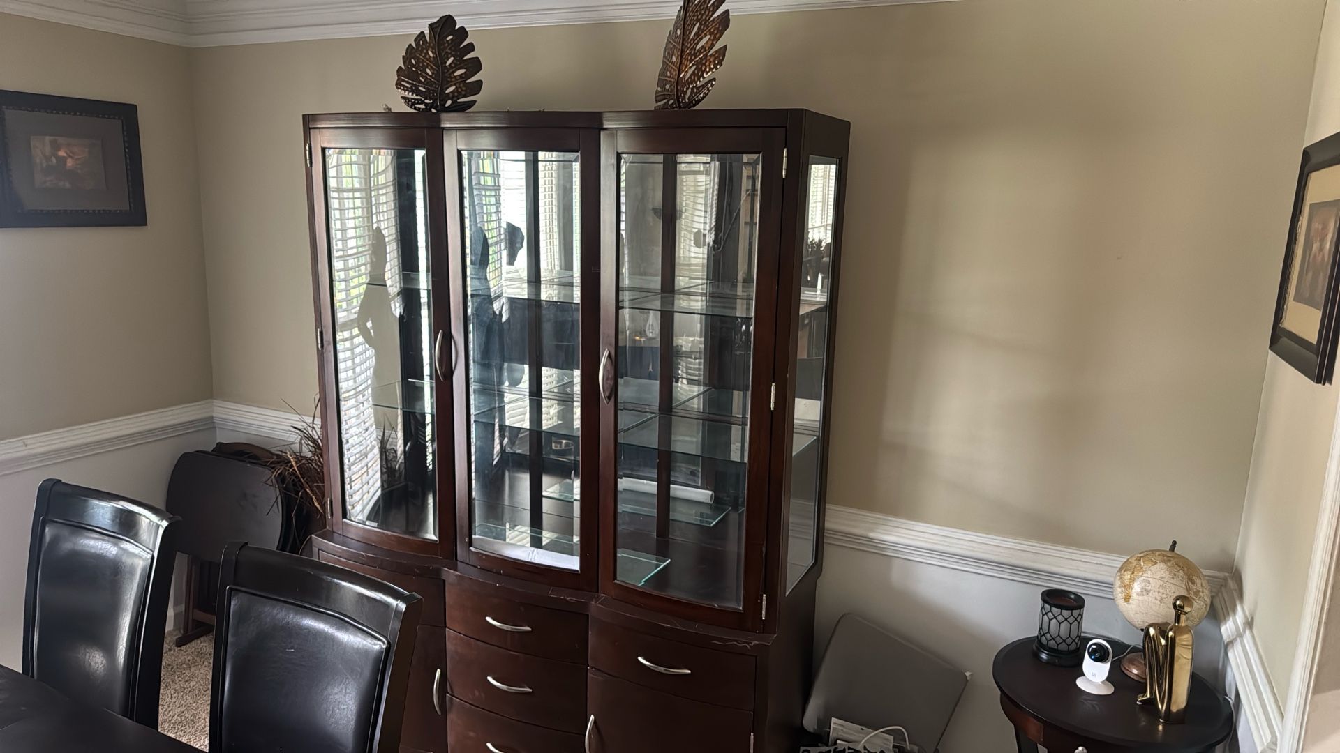 Elegant China Cabinet with Glass Shelving & Doors – Perfect for Your Dining Room! 
