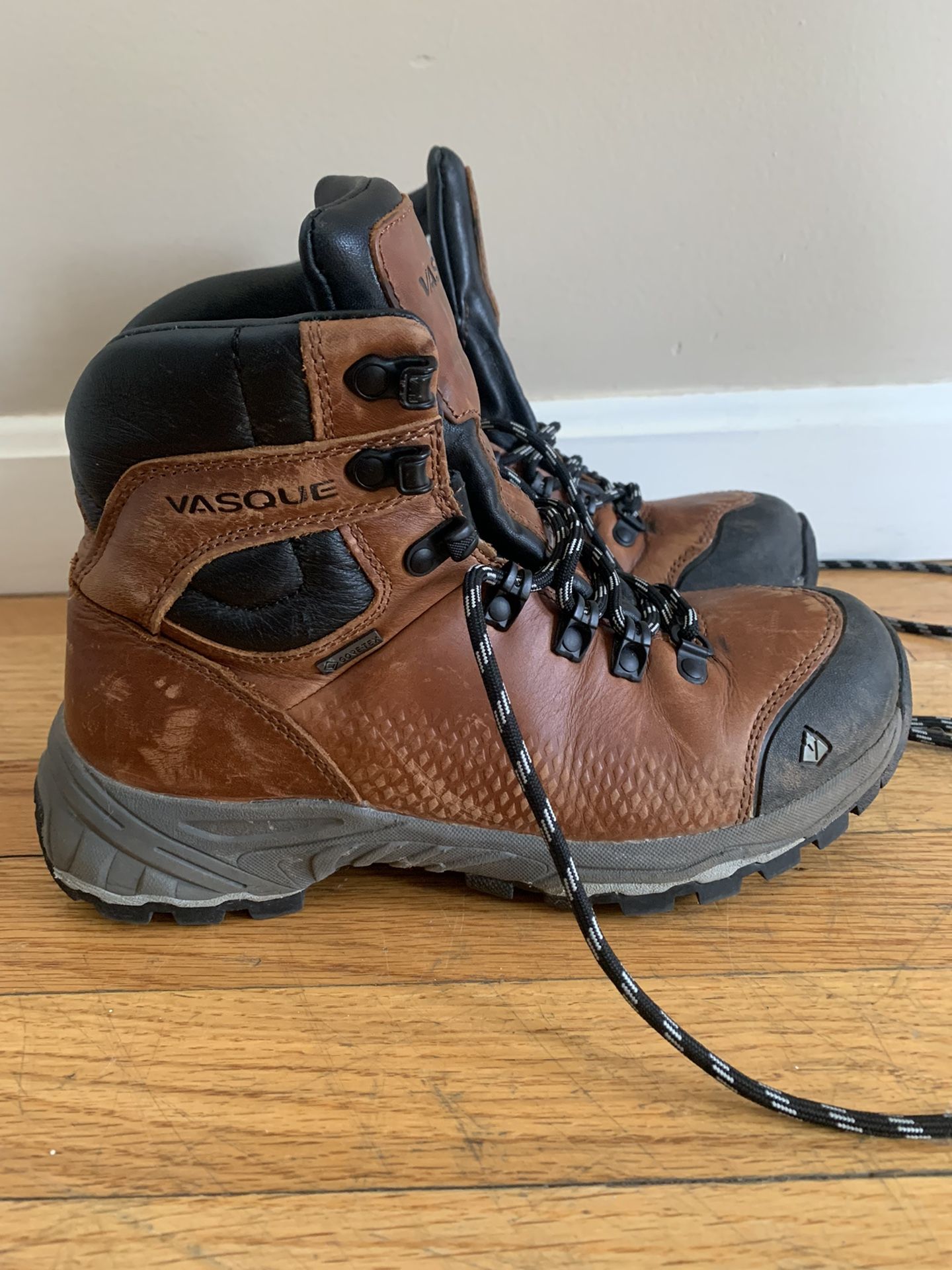 Barely Used Vasque St. Elias Womens Size 7M Gortex Leather Hiking Boots