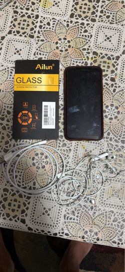 iPhone XR - 128GB - Excellent Condition (Bundle)