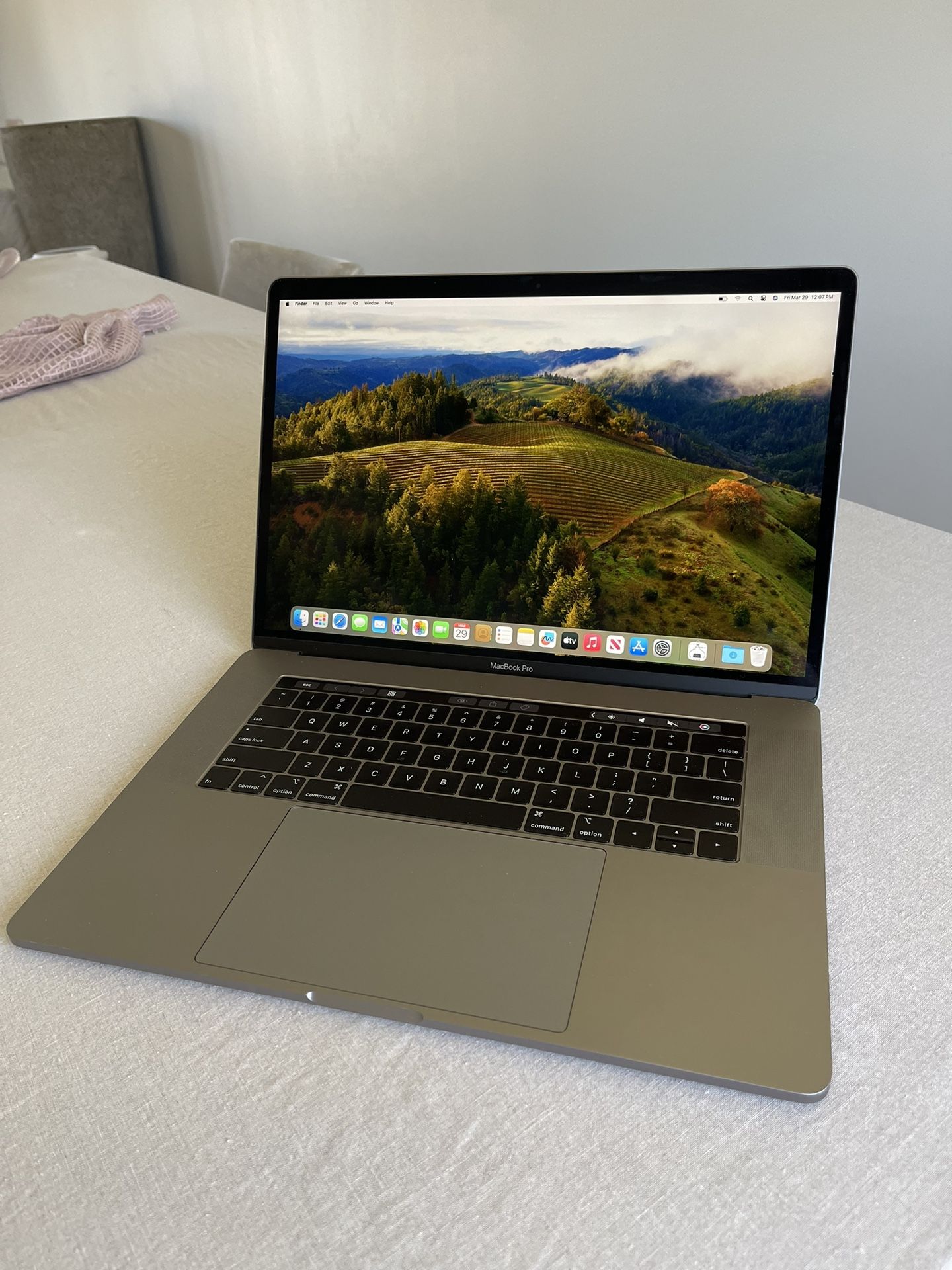 2019 Macbook Pro 15 inch i9 / 1TB