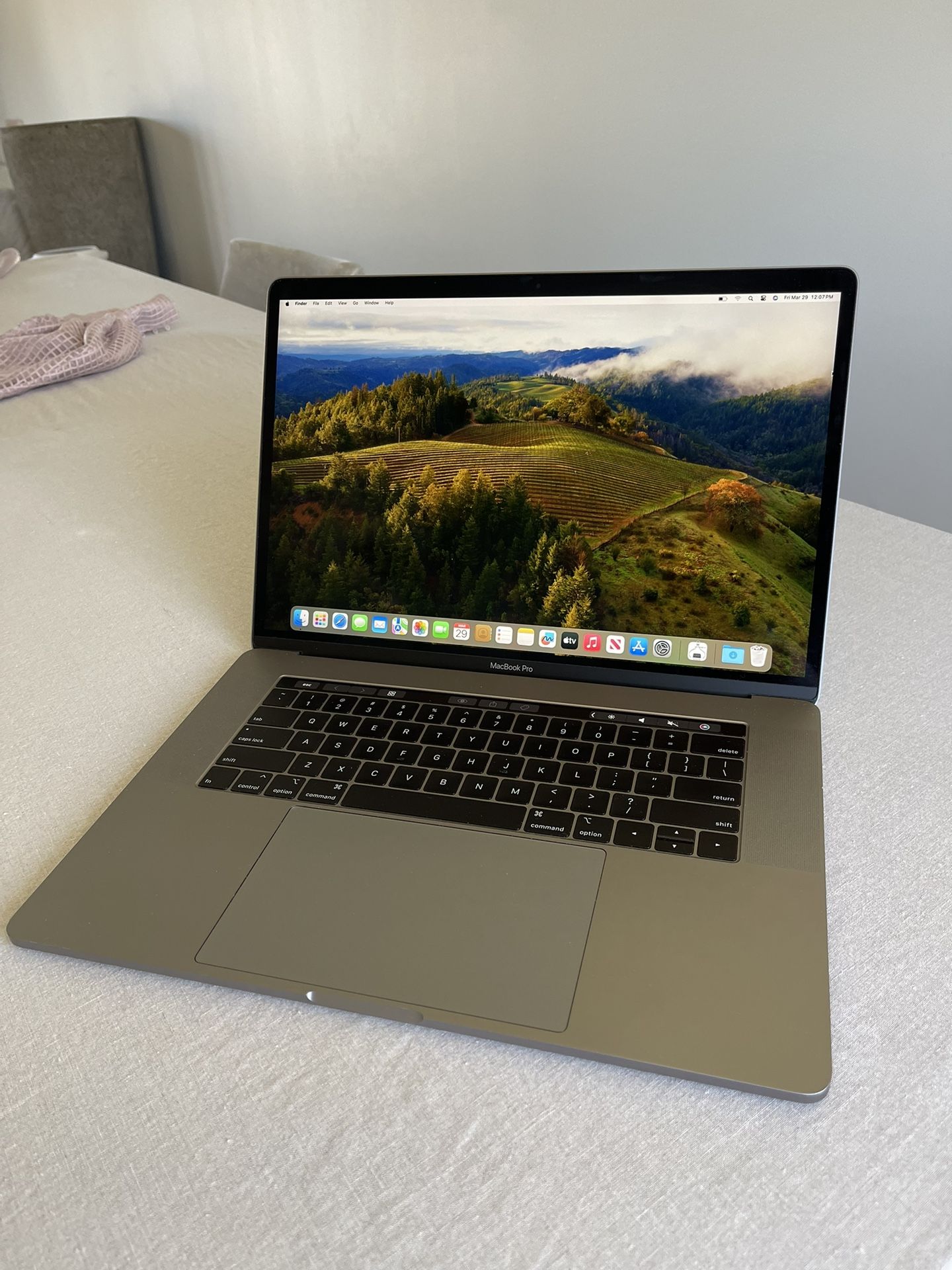 2019 Macbook Pro 15 inch i9 / 32GB