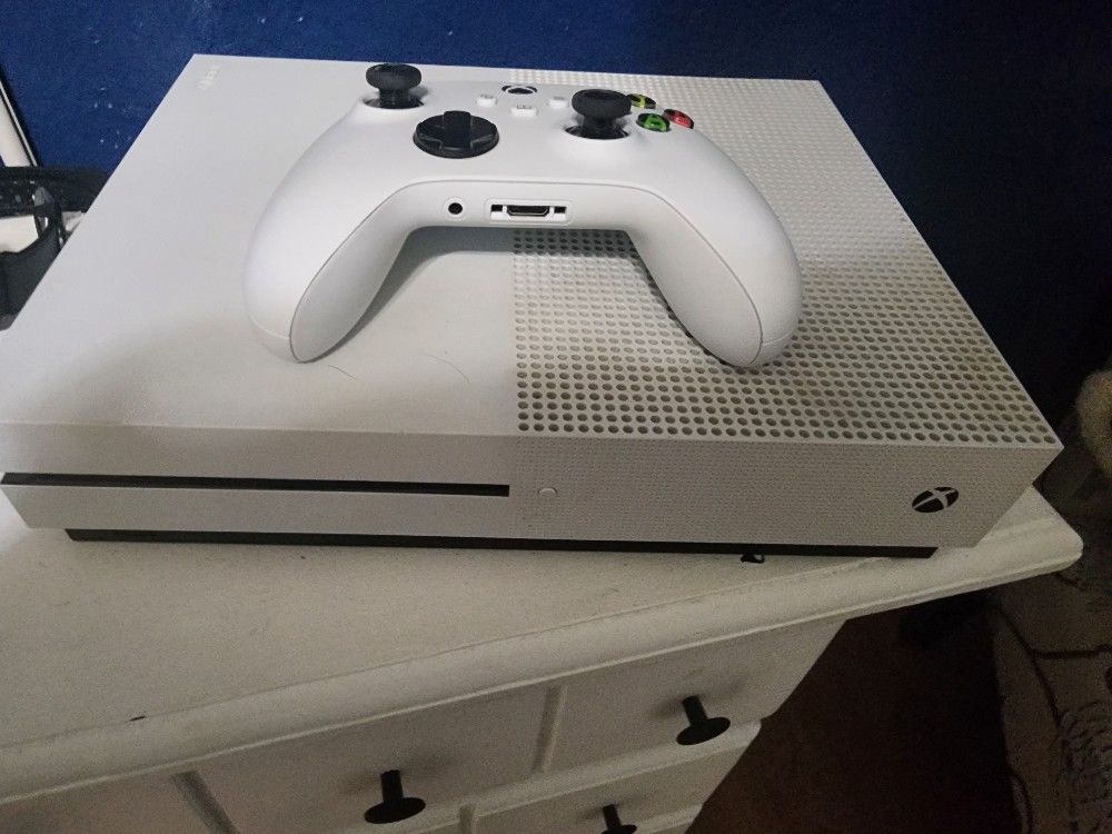 Xbox One  S With Controller 