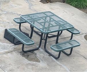 Green Metal Mesh Picnic Table with Benches