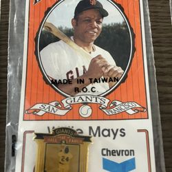 NEW VTG-San Francisco Giants lapel pin and card backs by Chevron. Willie Mays (#24)
