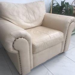 Sofa King Comfortable Cream  Klaussner Armchair For Sale! Free Local Delivery 🚚 