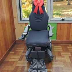 (CHRISTMAS SPECIAL) Quickie Q700m Power Wheelchair