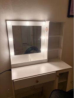 🚨 MUST GO BY SUNDAY - Makeup Vanity with Lights & Power 🚨