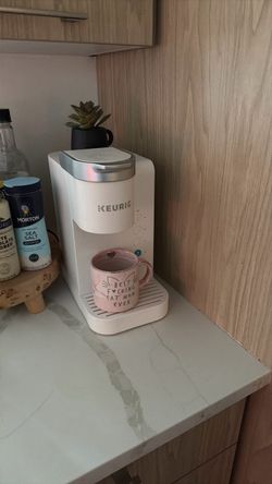 White Keurig  coffee maker