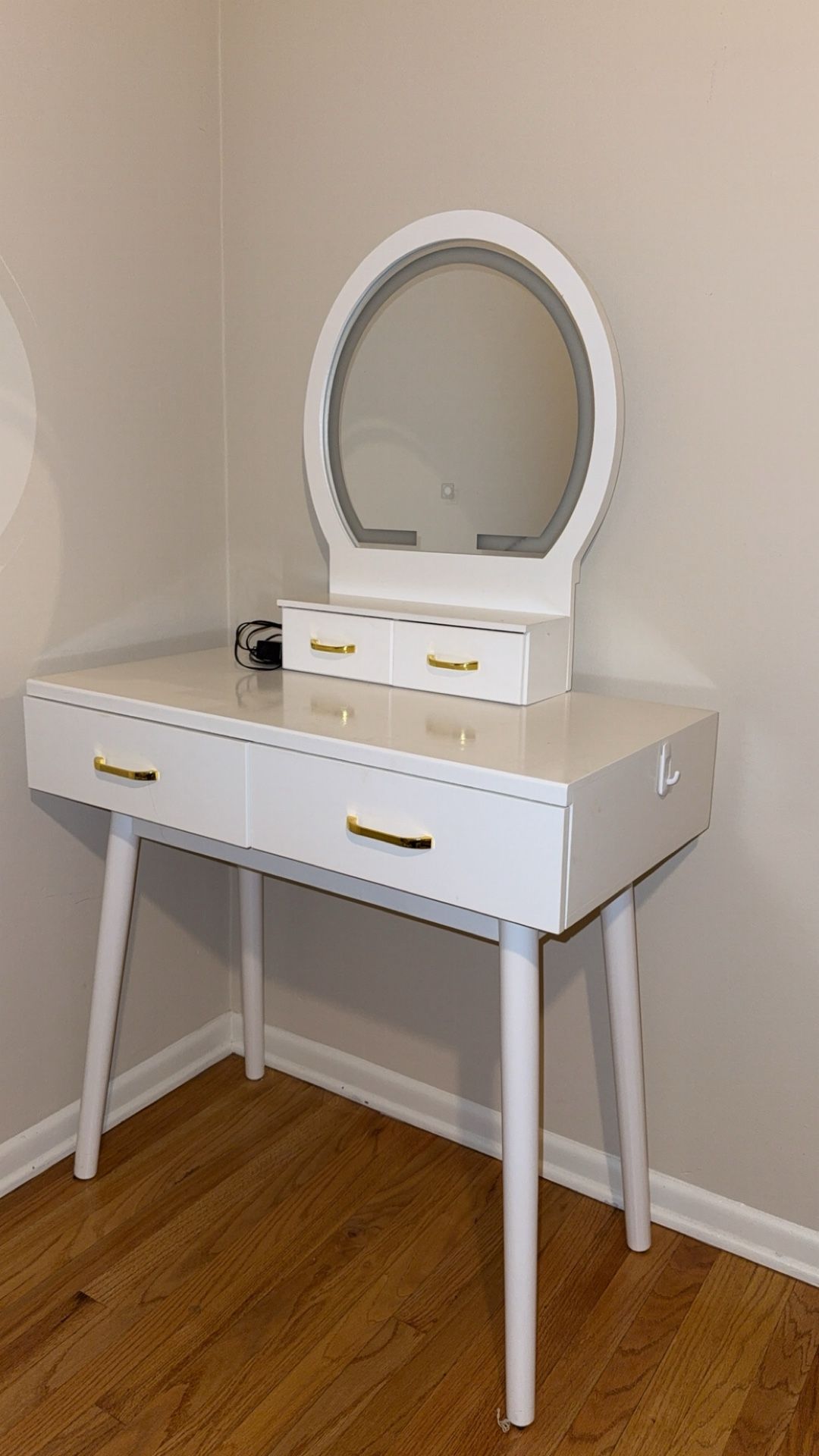 Modern White Lacquered Lady Vanity Desk With Matching Bench