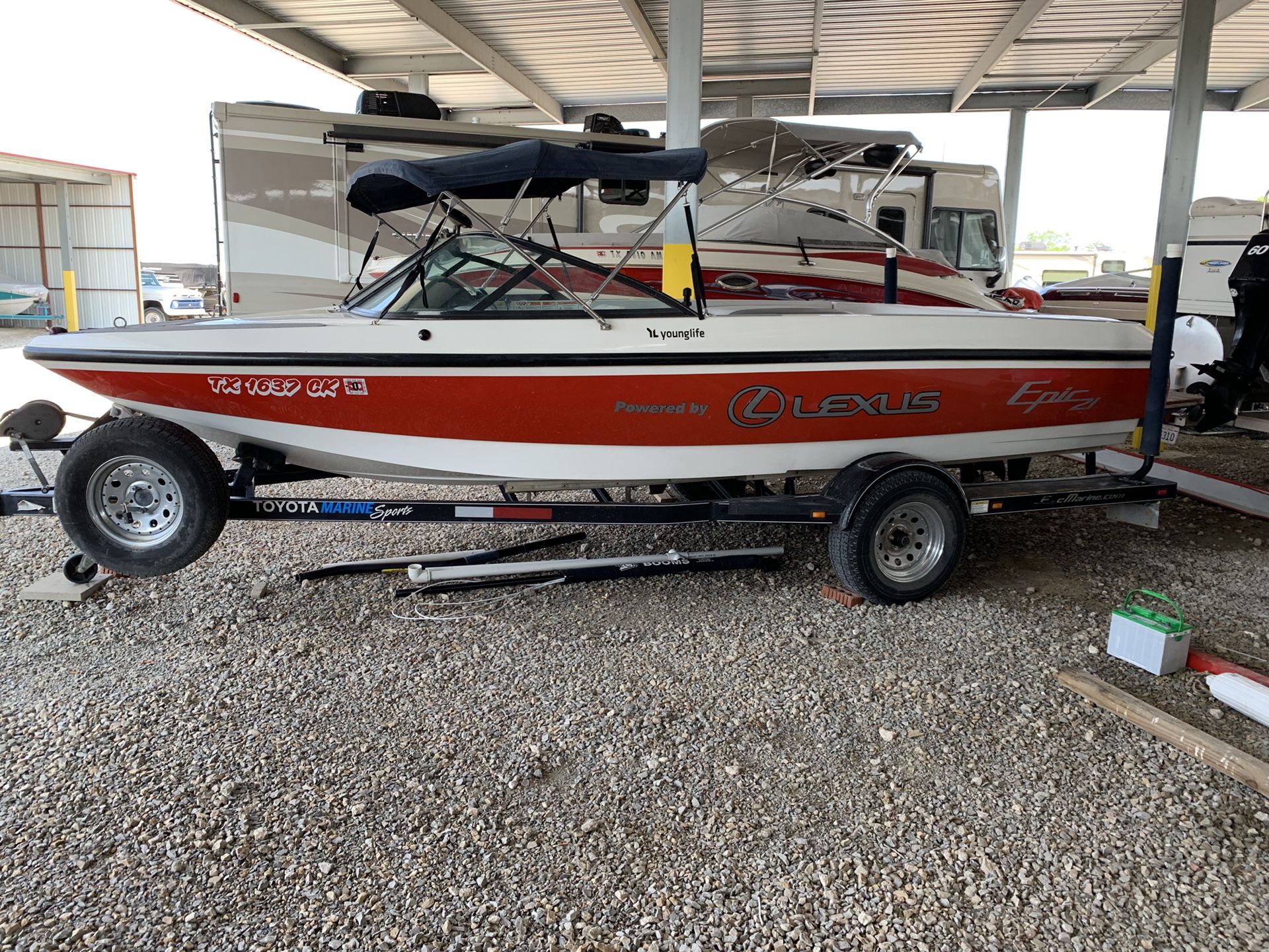 21 ft Toyota ski boat 300 horsepower excellent condition